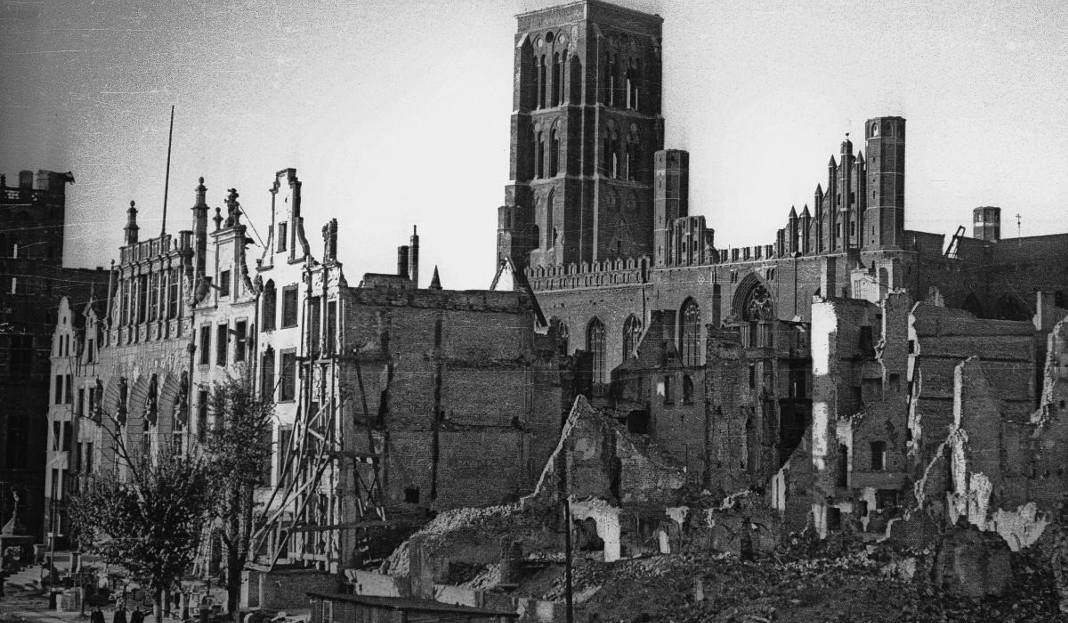 Znalezione obrazy dla zapytania Ruiny gdanska 1945 rok zdjecia