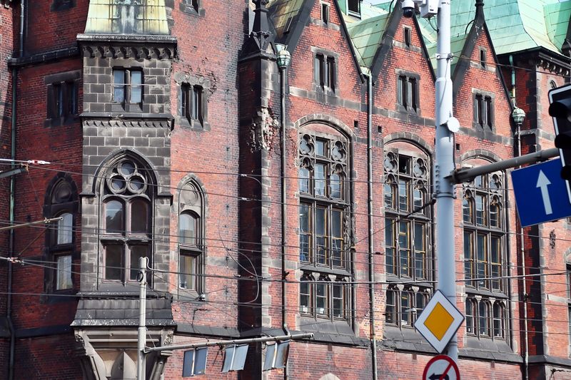 Z okien tramwaju widzisz budynek przypominający średniowieczny zamek to przedstawiciel często spotykanego we Wrocławiu neogotyku. Na fotografii znajduje się:
