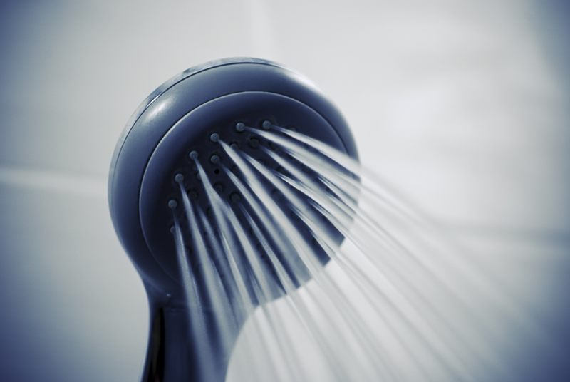 Ile litrów wody zużyjemy na 10 minutowy prysznic?