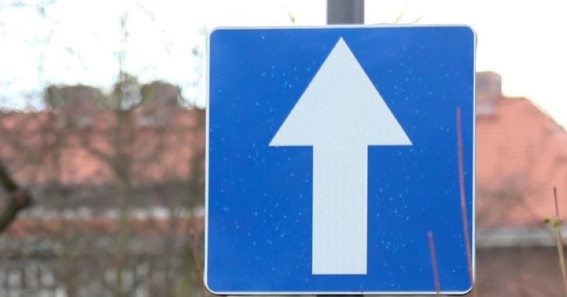 Czy ten znak informuje Cię, że na najbliższym skrzyżowaniu masz obowiązek jechać prosto?