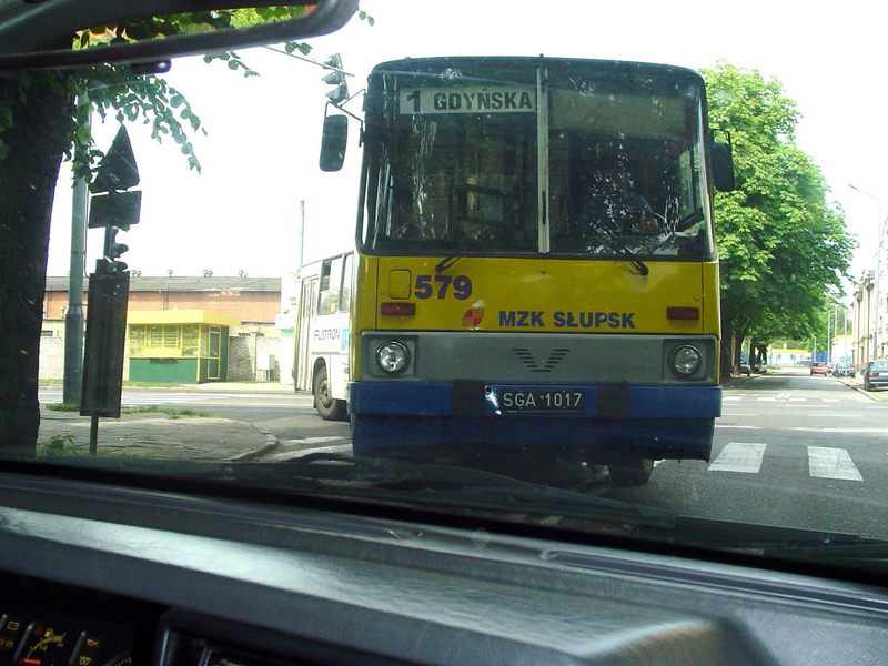 Jakiej marki jest autobus widoczny na zdjęciu?