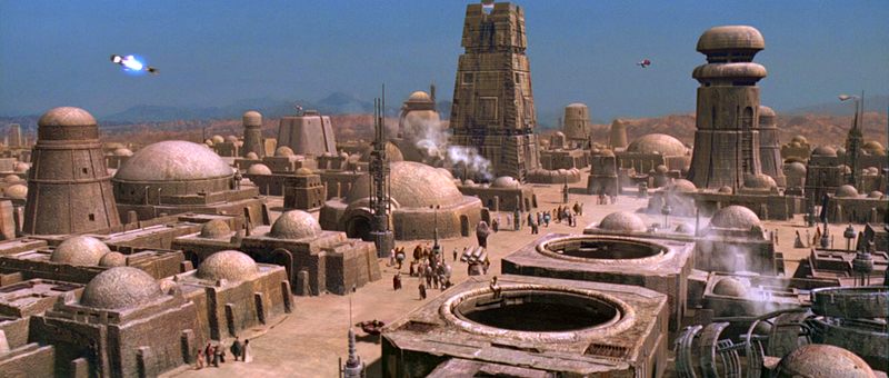 Na początek kilka prostych pytań na rozgrzewkę. Jak nazywał się port, z którego Luke Skywalker i Obi-Wan Kenobi odlatują z Tatooine na pokładzie Sokoła Millenium?