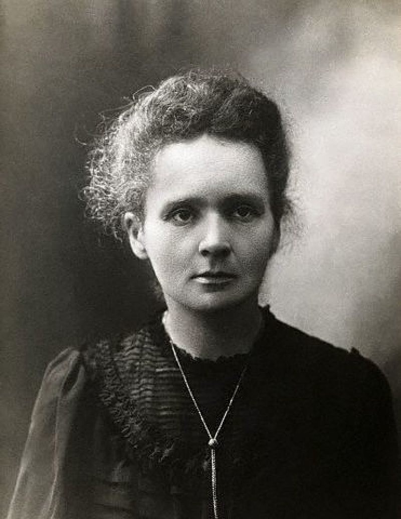 Maria Skłodowska-Curie otworzyła kobietom drogę do nauki. Jako pierwsza kobieta wykładała na Sorbonie, była też pierwszą w historii laureatką Nagrody Nobla. Czy wiesz, w którym roku otrzymała ją po raz pierwszy?