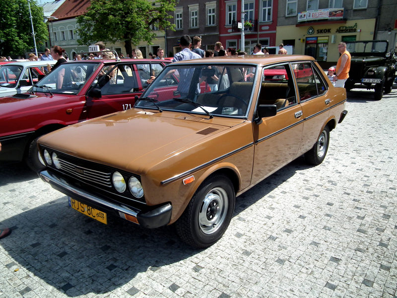 Ten samochód uznawany był za symbol luksusu! To Fiat 131 w sedanie czyli...
