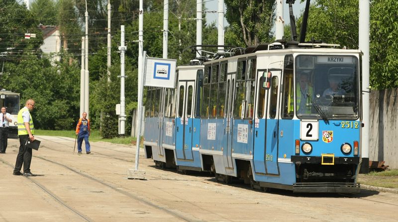 W 1877 roku we Wrocławiu pojawiły się pierwsze tramwaje konne. Czy wiesz, kiedy po mieście zaczęły jeździć tramwaje elektryczne? Wskaż poprawną odpowiedź
