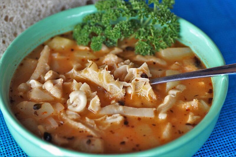 Flaczki to znana w Polsce gęsta zupa. Co jest jej głównym składnikiem?