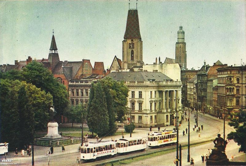 Ten budynek stał przy Königsplatz [dziś pl. Jana Pawła II]. Uszkodzony w czasie Festung Breslau, ostatecznie rozebrany w II połowie lat 60. Co w nim było?
