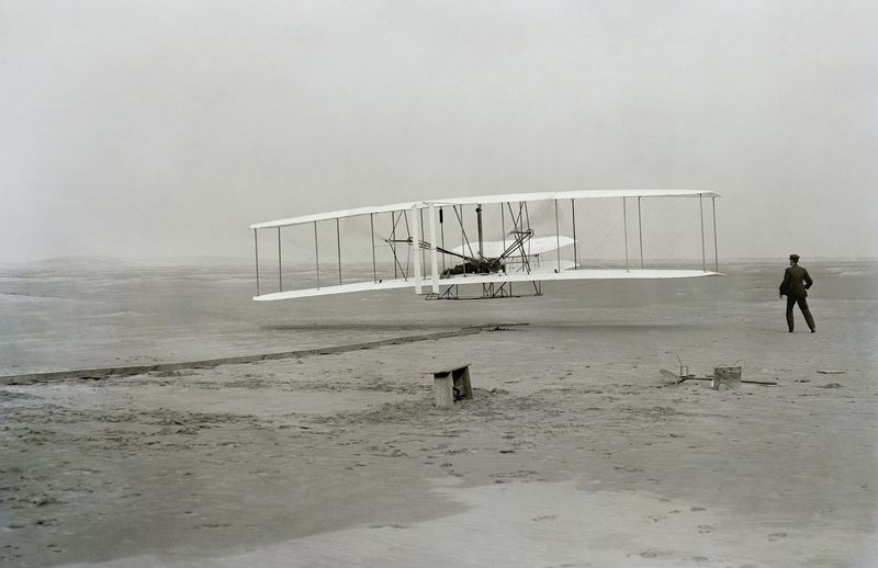 Na początek łatwizna. Pierwszy lot maszyną cięższą od powietrza odbył (prawdopodobnie) Gustave Albin Whitehead w 1901 roku, jednak za ojców lotnictwa uważa się twórców maszyny, jaka wzbiła się w powietrze dwa lata później. Byli to: