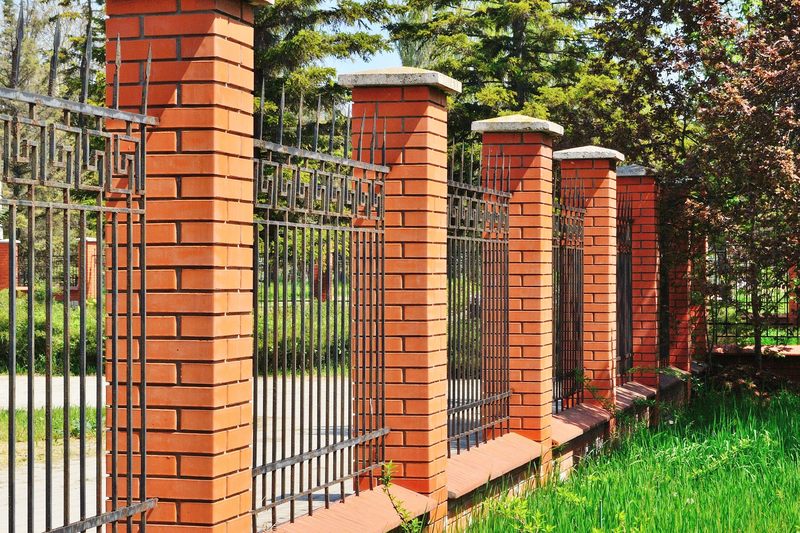 Sąsiad chce zbudować ogrodzenie dokładnie na granicy między waszymi działkami. Czy ma do tego prawo?