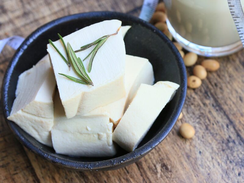 Z czego powstaje tofu?