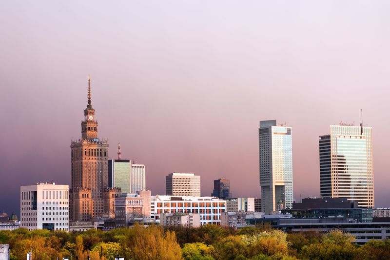 Pałac Kultury i Nauki w Warszawie jest wyższy od Bazyliki Mariackiej w Krakowie. Prawda czy fałsz?