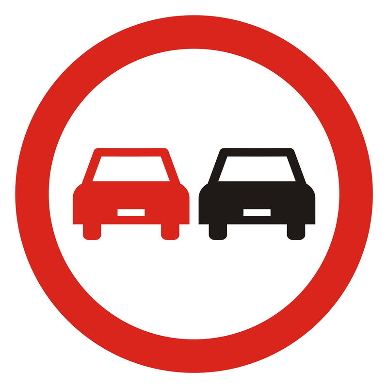 Którego z wymienionych pojazdów nie możesz wyprzedzić kierując motocyklem na drodze za tym znakiem?