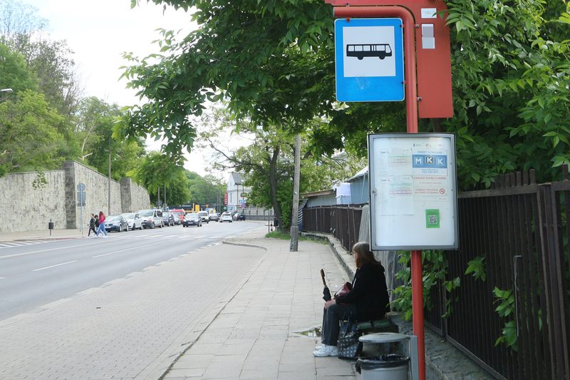 Przyjechałeś/łaś do Lublina i z dworca idziesz na przystanek widoczny na zdjęciu: