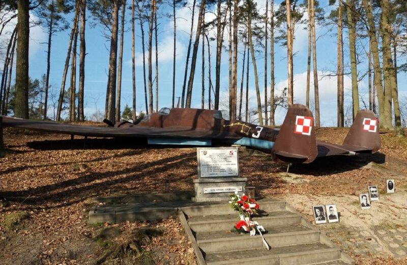 2.	Jaką nazwę nosił legendarny, polski samolot bombowy, który po zestrzeleniu szczęśliwie lądował 4 września 1939 roku w okolicy wsi Dłutówek?