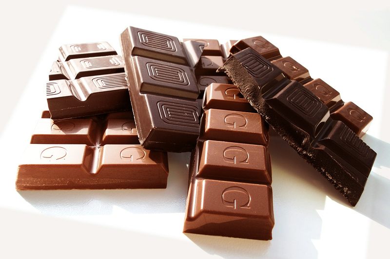 Co ma więcej kalorii: czekolada gorzka czy mleczna?