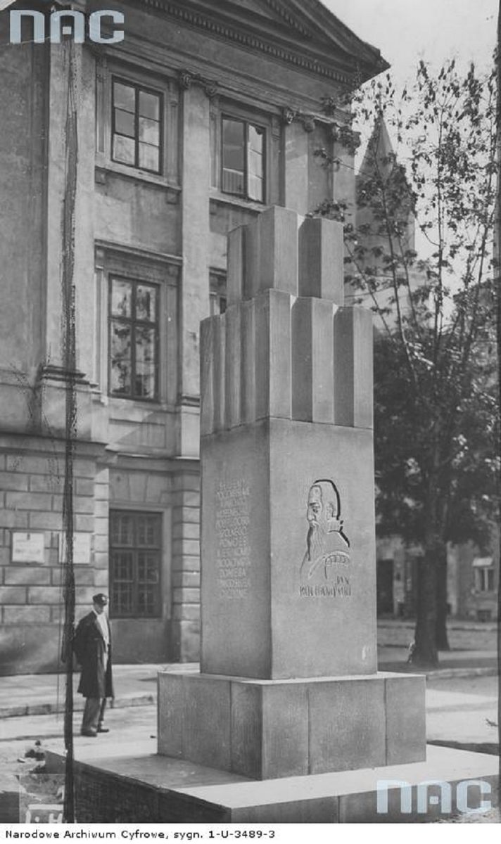 Widoczny na zdjęciu obelisk Jana Kochanowskiego przed II wojną światową znajdował się