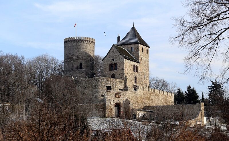 Ten piękny zamek w Zagłębiu Dąbrowskim znajduje się w: