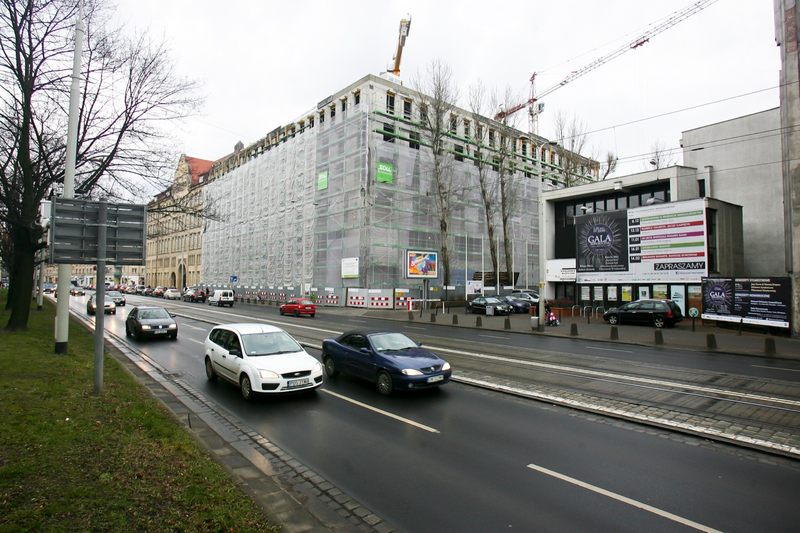 Ulica Marszałka Józefa Piłsudskiego to jedna z głównych ulic Wrocławia. Przed wojną nazywała się ulicą Ogrodową (niem. Gartenstrasse). Jaką nazwę nosiła po wojnie?