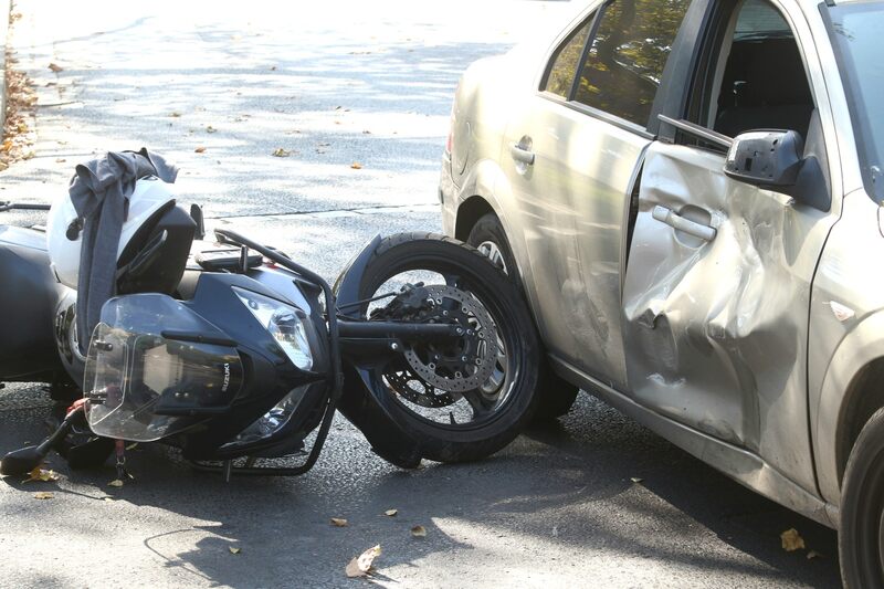 Kierując motocyklem, uczestniczysz w wypadku drogowym, w którym jest ranny. Czy obowiązuje Cię zakaz usuwania pojazdu z miejsca wypadku?