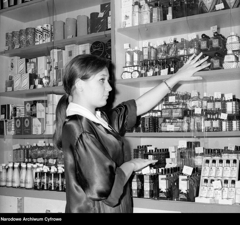 W PRL-u wybór perfum był dość skromny. O miano polskiego Chanel No. 5 z Panią Walewską rywalizowały perfumy: