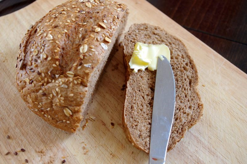 Zawsze ________ chleb z masłem.