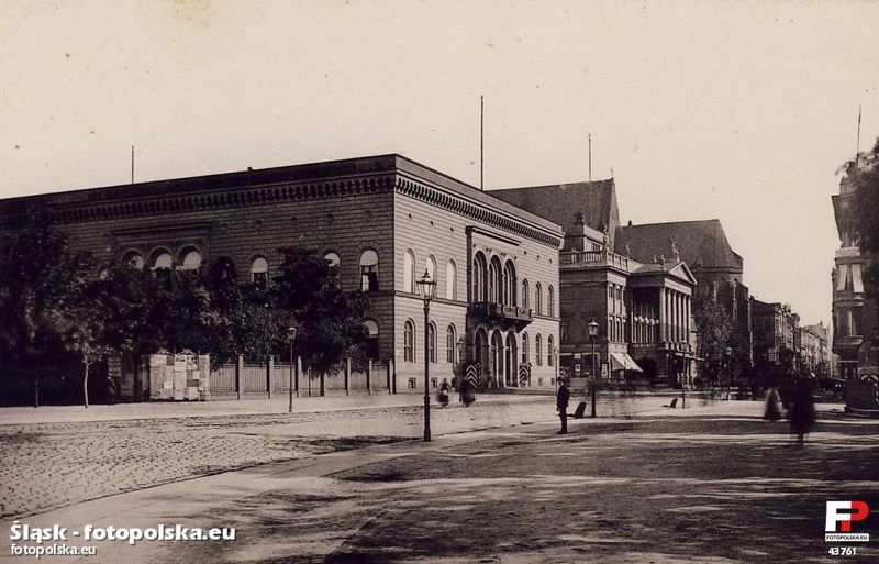 Budynek generalnej komendatury (widoczny na pierwszym planie po lewej)został zniszczony w trakcie II wojny światowej? Przy jakiej ulicy się znajdował?